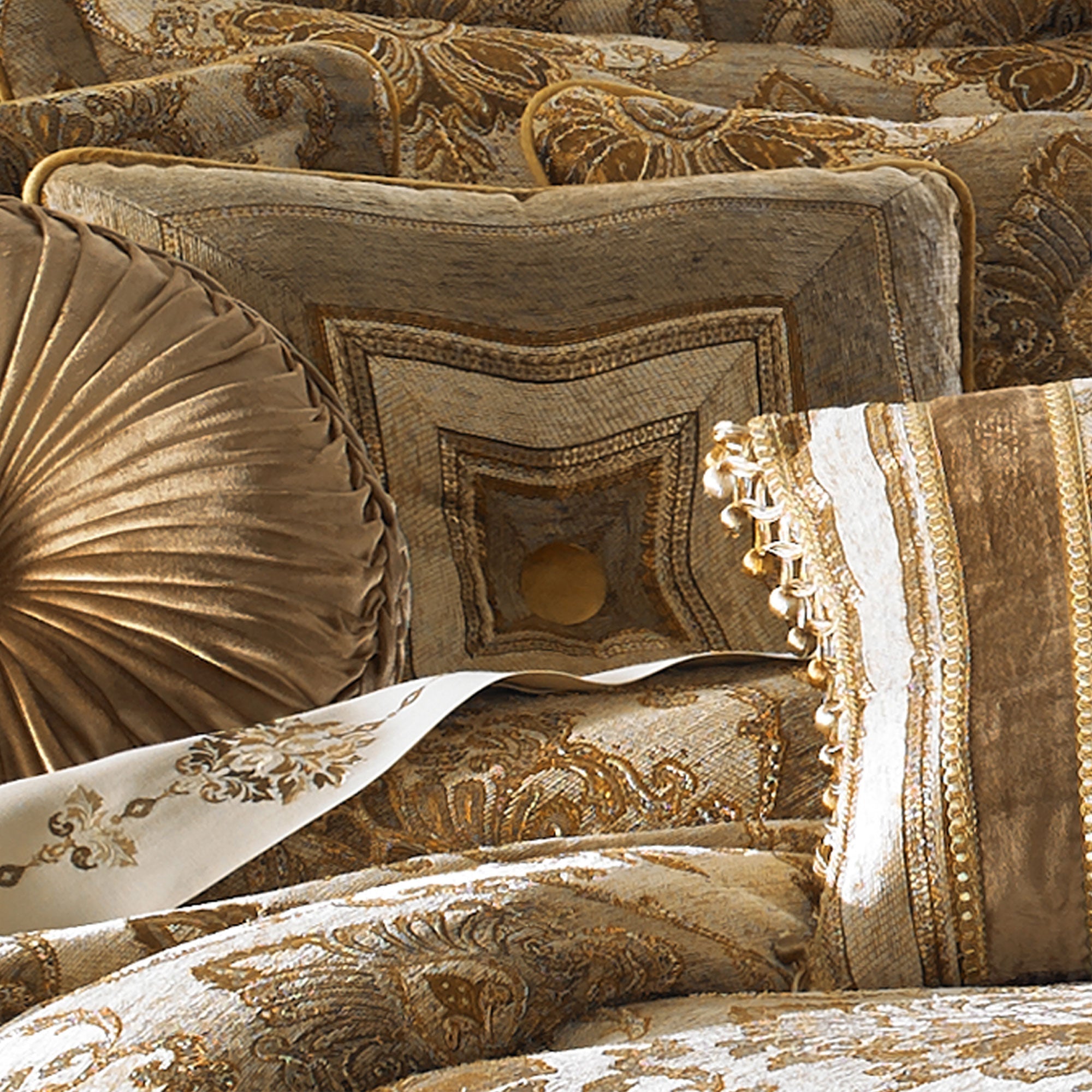 Bradshaw 4-Piece Comforter Set in Natural by J.Queen New York