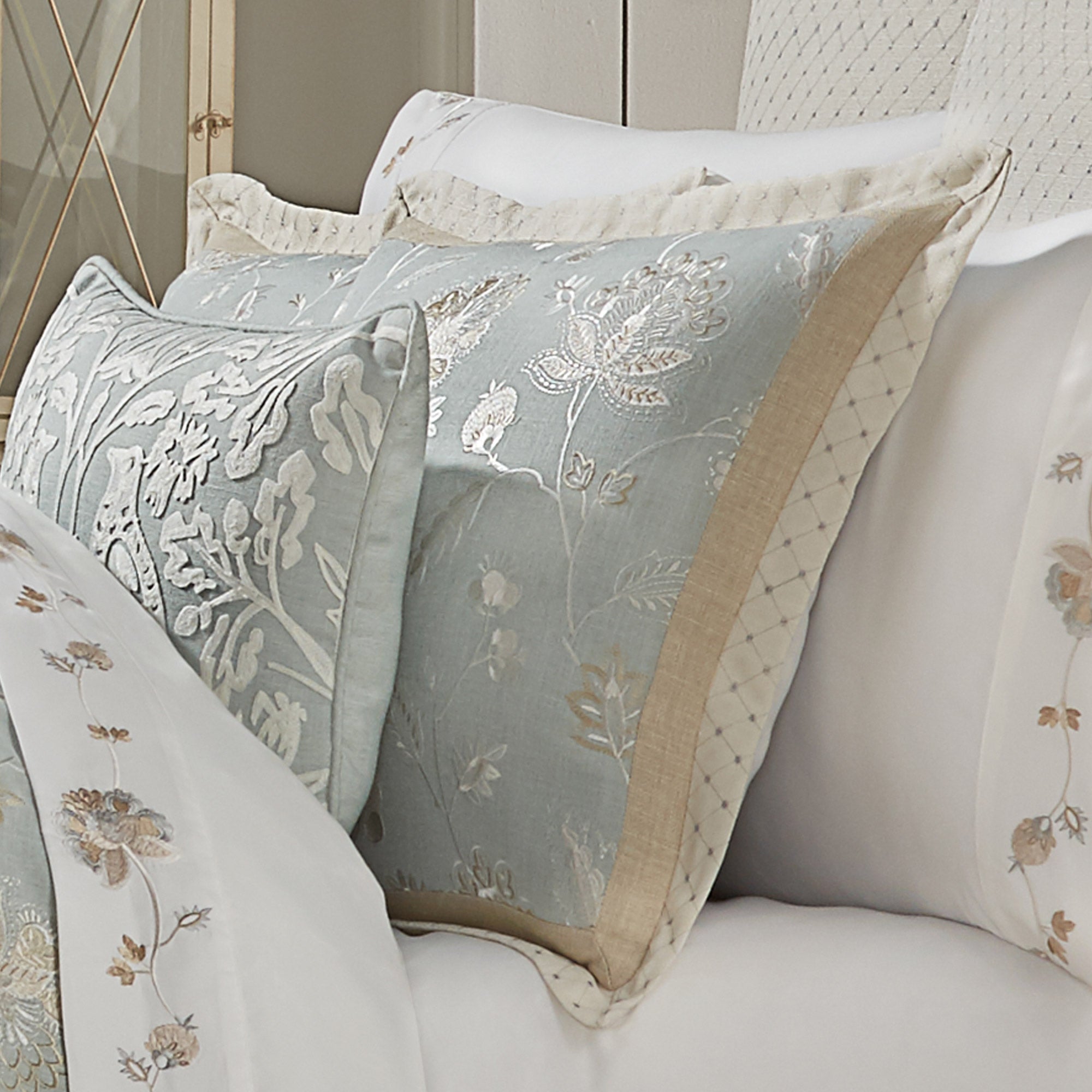 Garden View 4 Piece Comforter Set in Spa by J.Queen New York