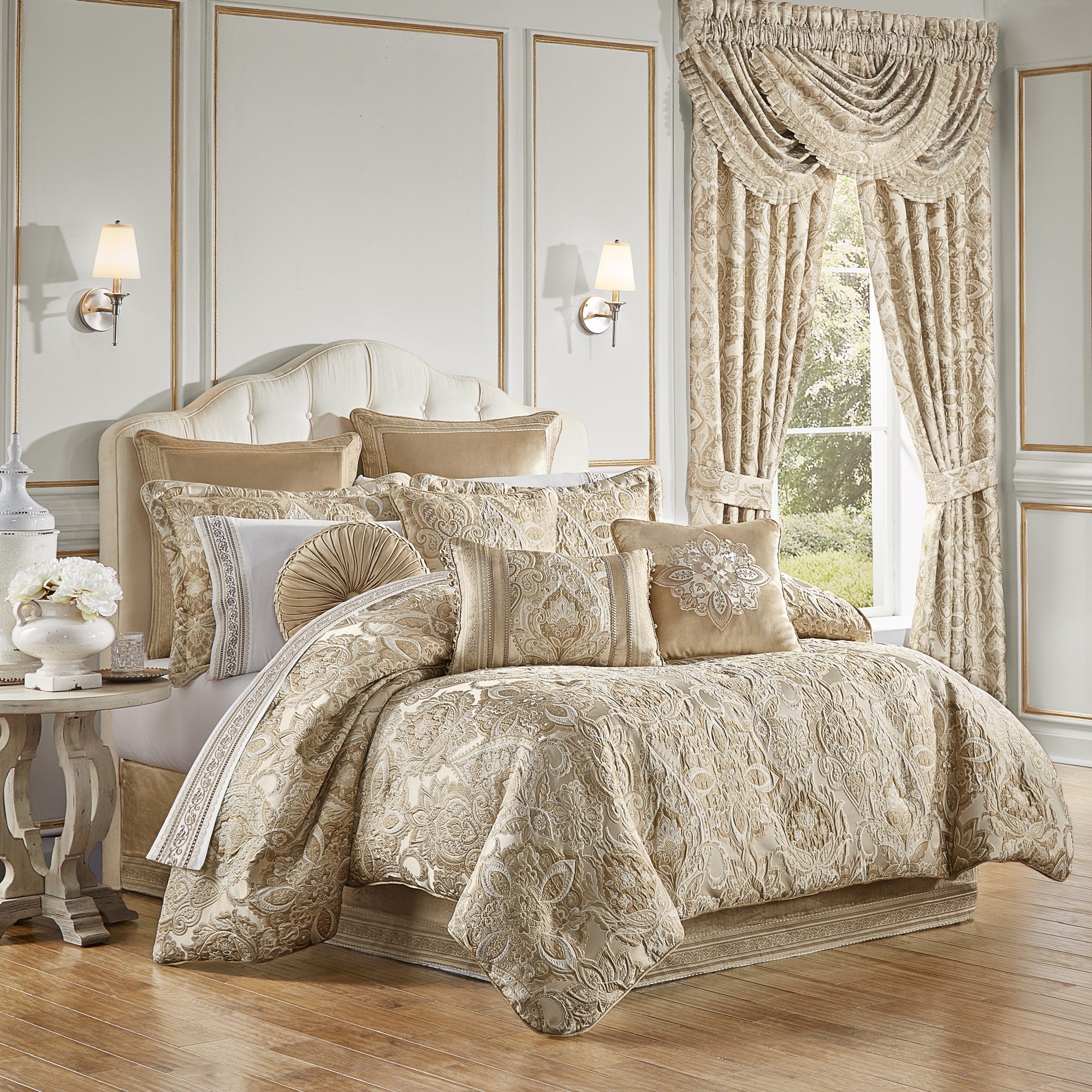 Sandstone 4 Piece Comforter Set in Beige by J.Queen New York